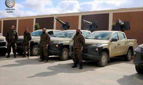 الحكومة الموقتة تدعم كتيبة سبل السلام في الكفرة بآليات ثقيلة وأسلحة متوسطة