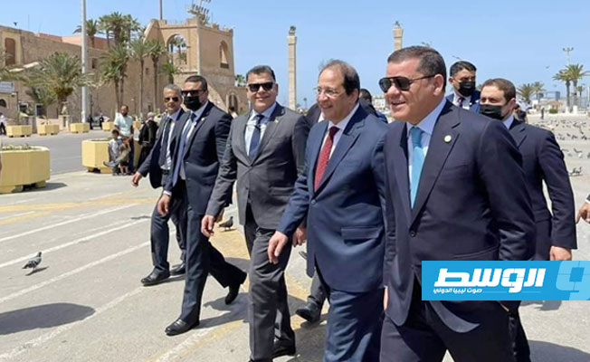 الدبيبة رفقة رئيس المخابرات العاصمة المصرية عباس كامل خلال جولة بميدان الشهداء بطرابلس، 17 يونيو 2021. (الإنترنت)