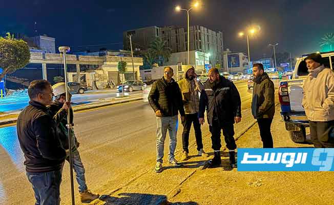 جانب من تنفيذ المرحلة الخامسة لأعمال الإزالة وفتح المسارات بطريق 20 رمضان في طرابلس. (شركة الخدمات العامة)