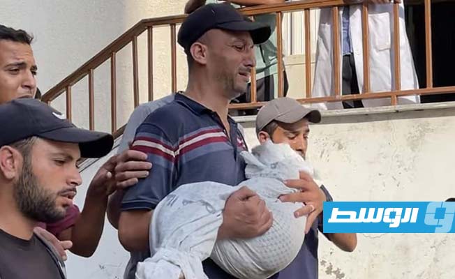 فلسطيني يحمل طفلتها التي قتلتها غارات جيش الاحتلال التي تستهدف قطاع غزة. الجمعة 5 أغسطس 2022. (الإنترنت)