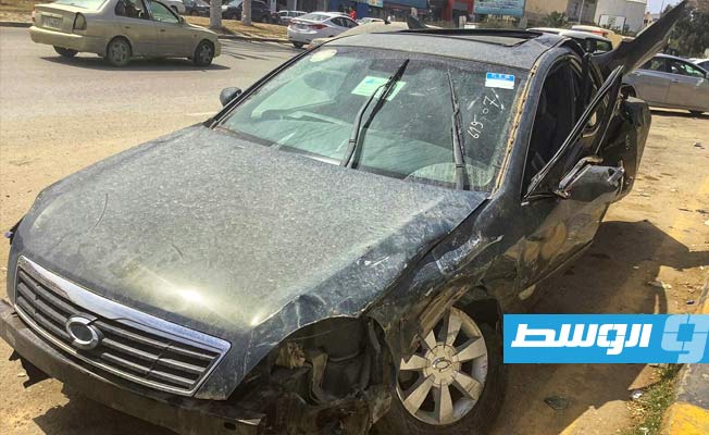 آثار تخريب بادية على سيارة تعرضت لاصطدام مروري على طريق «20 رمضان» في طرابلس، 7 أبريل 2021. (مديرية أمن طرابلس)