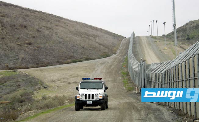 بايدن يواجه انتقادات بعد إعلان بناء جدار حدودي جديد