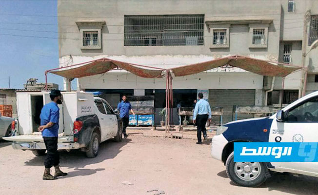 إغلاق محال تجارية وضبط عمالة وافدة خلال حملة تفتيشية موسعة للحرس البلدي في بنغازي