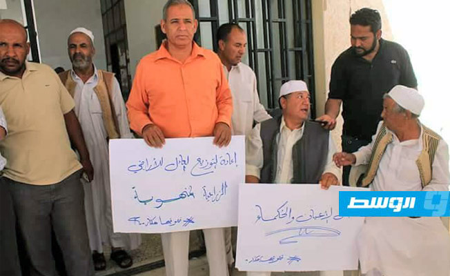 وقفة لـ«حراك خلوا فيها هكتار» أمام مقر بلدية الجفرة في ودان. (الإنترنت)