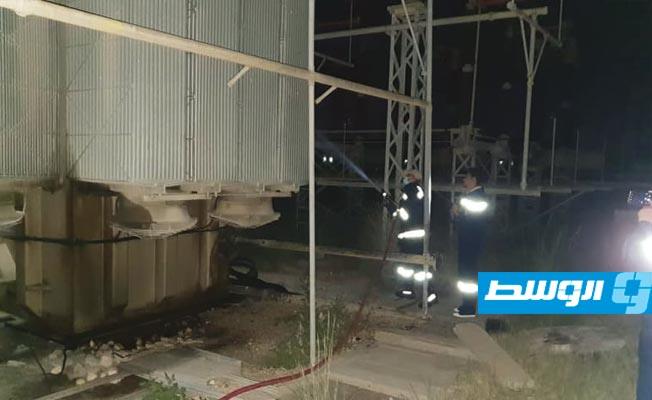 عناصر الإطفاء خلال عملية السيطرة على محطة التحويل شرق طرابلس. (الشركة العامة للكهرباء)
