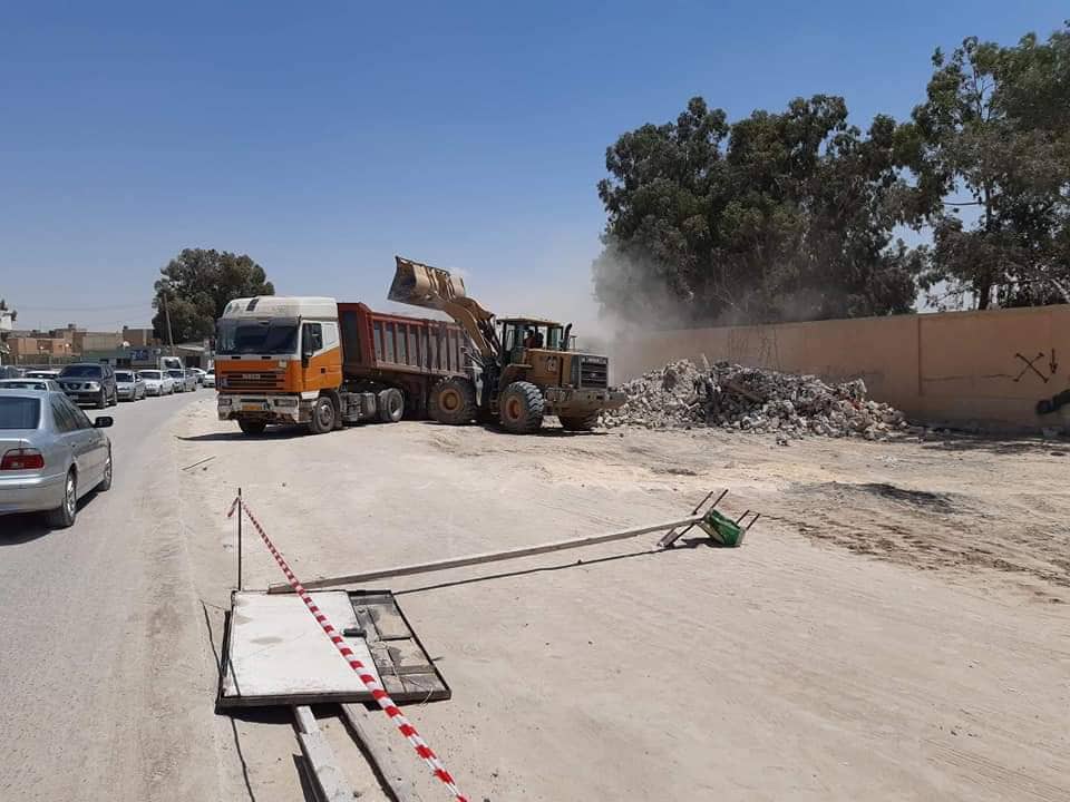 الحرس البلدي يزيل مباني تعيق عمل شركات رصف الطرق في أجدابيا