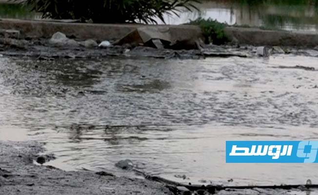 تجمعات من مياه الصرف الصحي بحي المنارة في طبرق. (قناة الوسط Wtv)