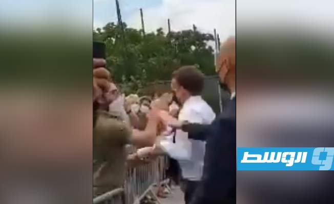 فيديو: الرئيس الفرنسي ماكرون يتلقى صفعة على وجهه.. والمهاجم يهتف: تسقط «الماكرونية»