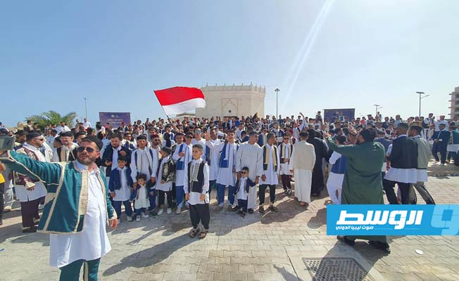 بالصور: شباب بنغازي يحتفلون بعيد الفطر بالزي الوطني في ميدان ضريح عمر المختار