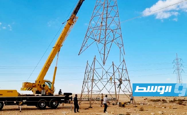بالصور.. أعمال صيانة خط نقل الكهرباء العزيزيات - التميمى
