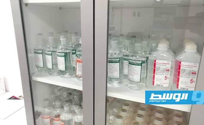دولاب أدوية بمركز العزل الصحي العائم بقاعدة أبوستة البحرية في طرابلس. (وزارة الصحة)