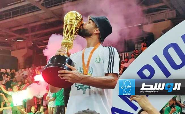 محمد الساعدي نجم الأهلي طرابلس يحمل كأس الدوري الليبي لكرة السلة السبت 29 يونيو 2024 (فيسبوك)