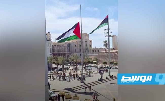 رفع علم ⁧‫فلسطين‬⁩ في ميدان الشهداء وسط طرابلس