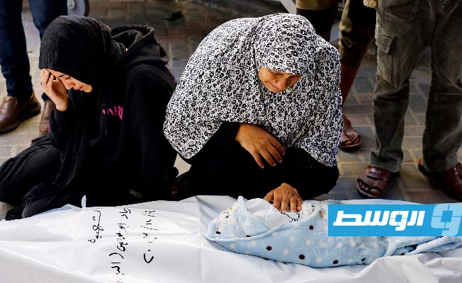 جدة فلسطينية تبكي حفيدها الرضيع الذي عاش لشهر واحد.. وُلد ومات في عدوان غزة