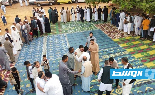 مواطنون يتبادلون المعايدات عقب انتهاء صلاة العيد في ساحة بالكفرة، 2 مايو 2022، (بلدية الكفرة).