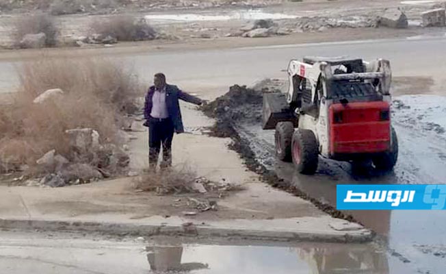 بلدية طبرق تخلي مسؤوليتها عن فيضان مياه المجاري بعد إغلاق مقر شركة الصرف الصحي بالمدينة