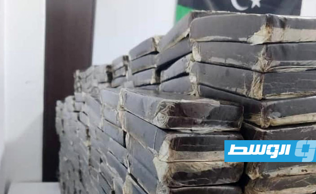 كمية من مخدر الحشيش التي عثر عليها بحوزة شخص في العلالقة. (وزارة الداخلية)