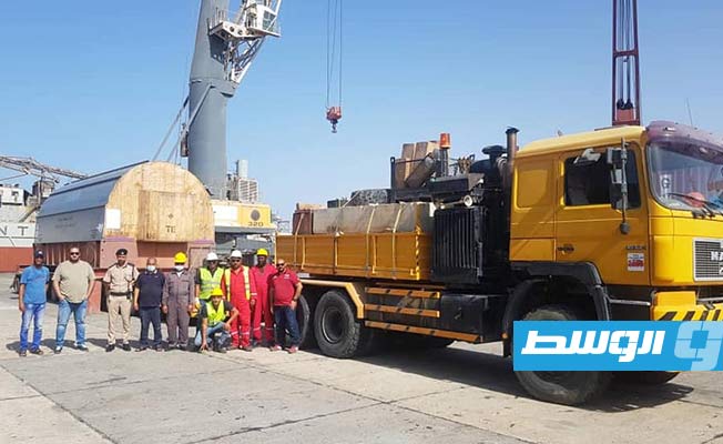 «الكهرباء» تبدأ نقل توربينتين من ميناء العاصمة إلى محطة غرب طرابلس