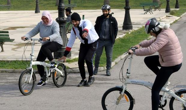 تونسيات يركبن الدراجات لتجاوز التمييز بين الجنسين