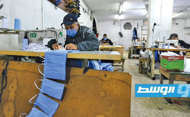 «كورونا» يحول مصانع في غزة من صنع الملابس إلى الكمامات الطبية