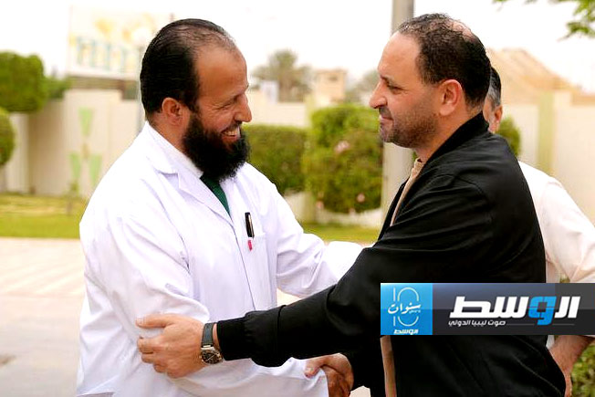 العريبي ومدير المركز الوطني للأورام في بنغازي علي الزناتي. (الحكومة المكلفة من مجلس النواب)