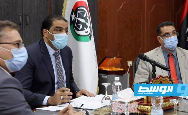 المستشار محمد عبدالواحد أثناء تقديم إحاطة حول حقوق الإنسان في ليبيا للبعثات الدبلوماسية. الأربعاء 7 أكتوبر 2020. (وزارة العدل)