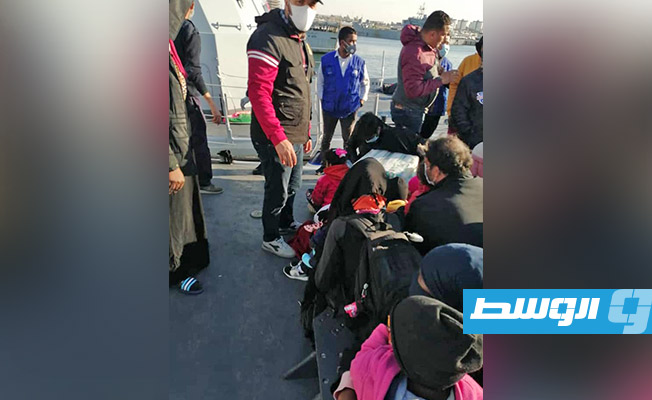 المهاجرين الأفارقة بعد وصولهم إلى قاعدة طرابلس البحرية. (القوات البحرية)