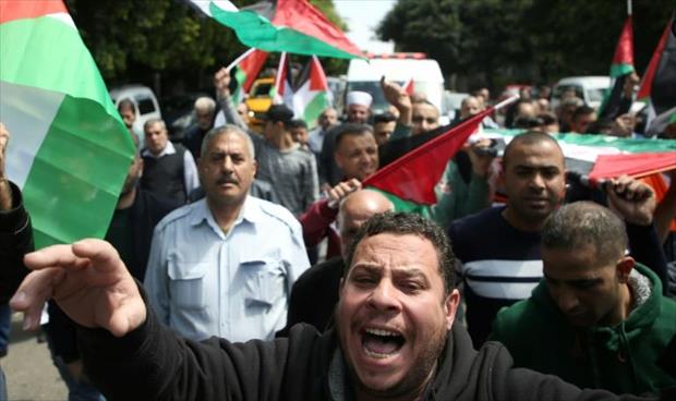 الفلسطينيون يشيعون قتلاهم بعد يوم دامٍ على الحدود بين إسرائيل وغزة