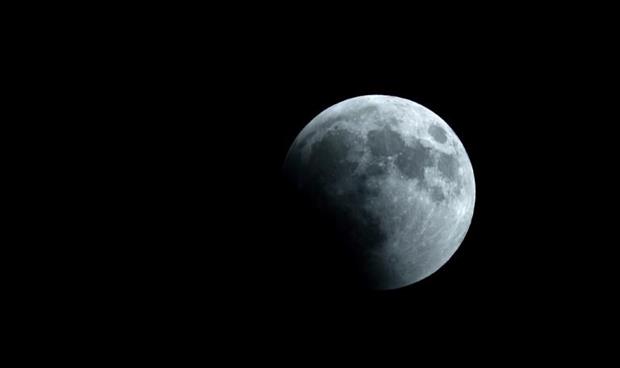 «ناسا» تؤكد وجود جليد على سطح القمر