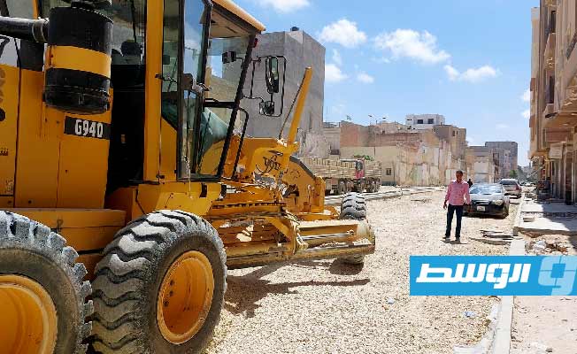 من أعمال توسعة وإعادة رصف شارع البيضاء الرابط بين مقبرة منيذر، وتقاطع شارعي عمر المختار، 30 أغسطس 2022. (فيسبوك)