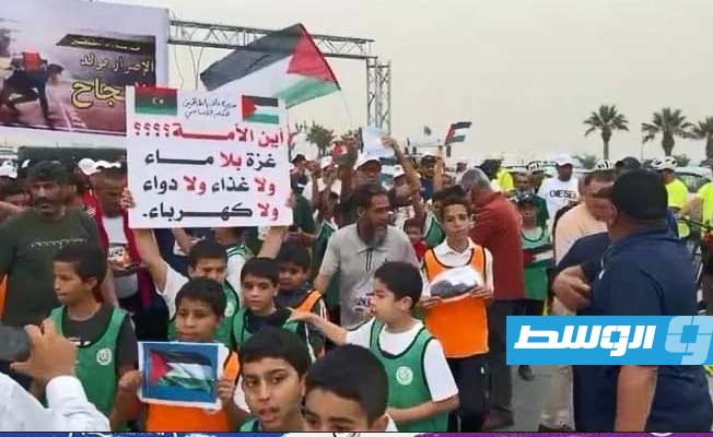 أطفال ليبيين يحملون لافتات الدعم لقطاع غزة (فيسبوك)