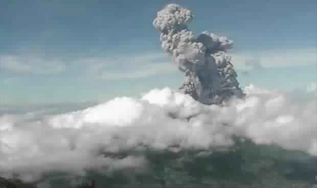 بركان ميرابي يقذف رمادا على ارتفاع 6 آلاف متر بإندونيسيا