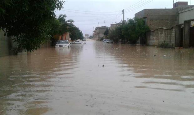 الأمطار الغزيرة تغرق شوارع شحات وإجلاء أسر من منازل غمراتها المياه