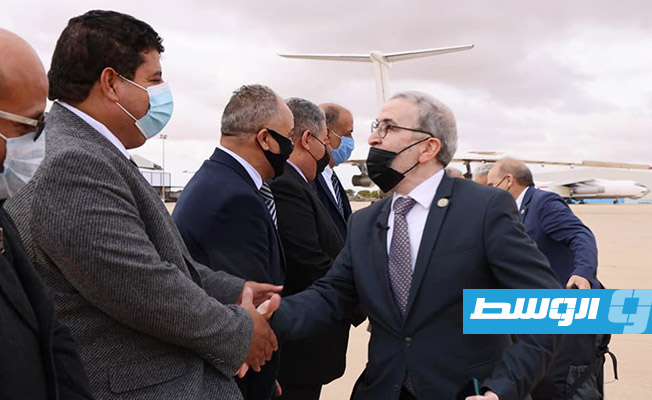 وفد مؤسسة النفط برئاسة صنع الله يصل بنغازي (صور)