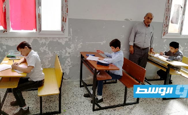 طلاب يؤدون امتحانات النقل في إحدى المدارس الليبية، 14 مايو 2023. (وزارة التربية والتعليم)