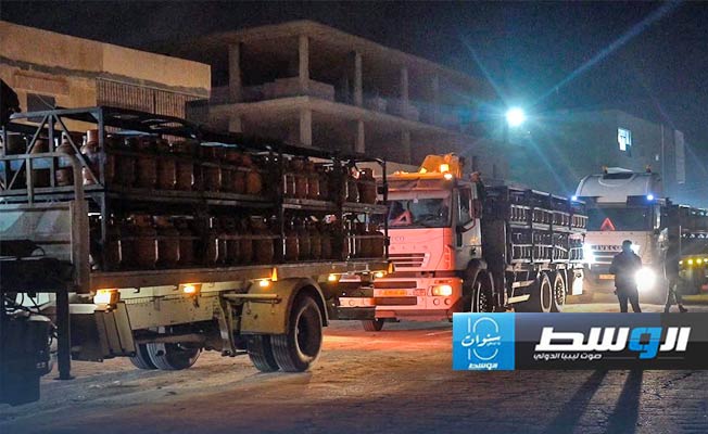 شاحنات تحمل أسطوانات غاز إلى مدينتي البيضاء وشحات. (حكومة حماد)