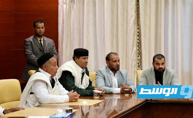 أعضاء وفد المجلس الأعلى لقبائل العجيلات خلال اجتماعهم مع أبوجناح، الأحد 4 ديسمبر 2022. (وزارة الصحة)