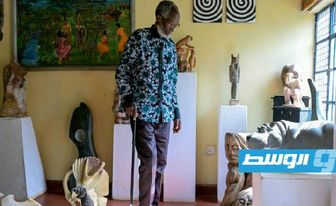 النحات الكيني إلكانا أونغيسا يسعى للنهوض بالفن الأفريقي