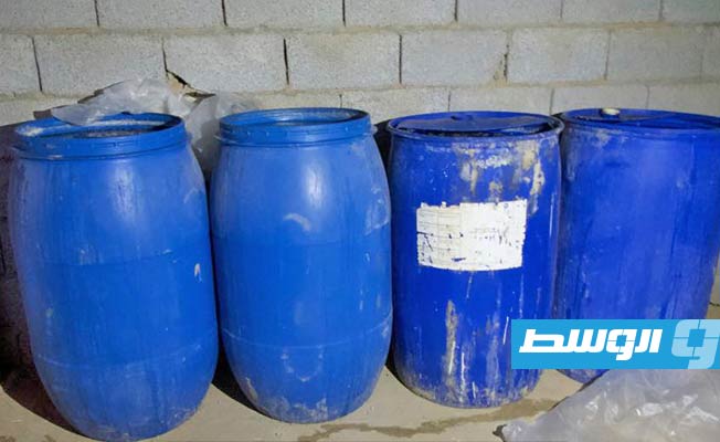 المضبوطات التي عثر عليها بمصنع الخمور المحلية بمنطقة الخور في طبرق، الأربعاء 4 أكتوبر 2023. (مديرية أمنن طبرق)