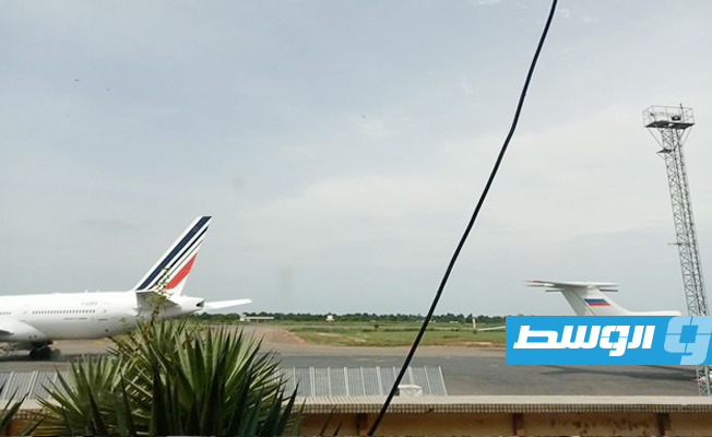 الطائرة روسية تحمل الرقم المنجمي «RA-85042» (على اليمين) رابضة في مطار بانغي، 2 أكتوبر 2020. ​(موقع سانتر أفريك نيوز)
