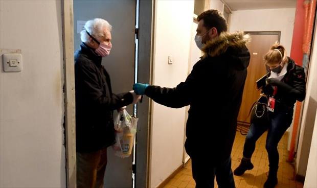 متطوعون في سراييفو يساعدون المسنين المعزولين