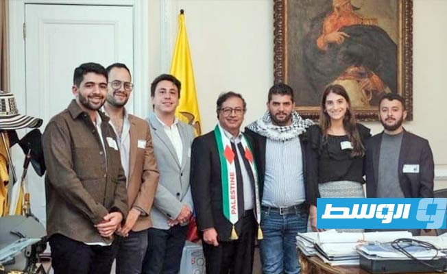 متوشّحا العلم الفلسطيني.. رئيس كولومبيا يلتقي طلابًا فلسطينيين بالقصر الرئاسي