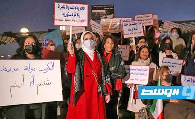 نساء يتظاهرن في الكويت احتجاجا على منع جلسة يوغا