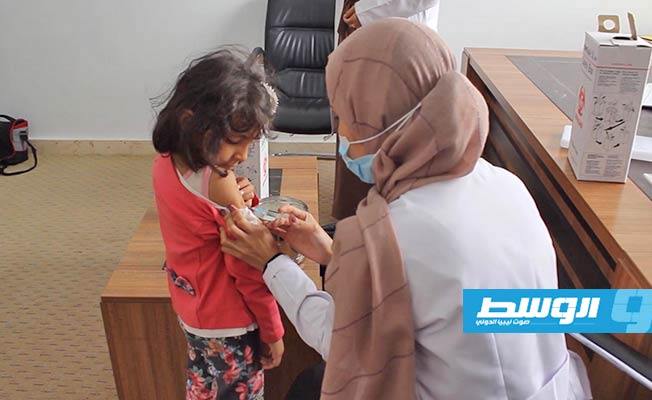 حملة تطعيم طلبة الصف الأول الابتدائي في أجدابيا. (تصوير: صلاح ناصف)