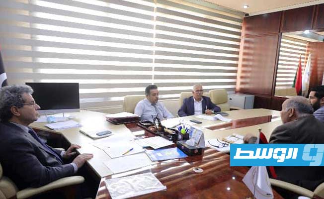 اجتماع عون مع لجنة معالجة الإقفالات النفطية بديوان الوزارة في طرابلس، الأحد 24 أبريل 2022. (وزارة النفط والغاز)