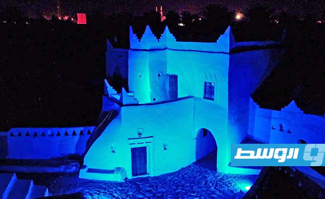 أحد معالم ليبيا يضيء باللون الأزرق (صفحة يونيسيف ليبيا على فيسبوك)