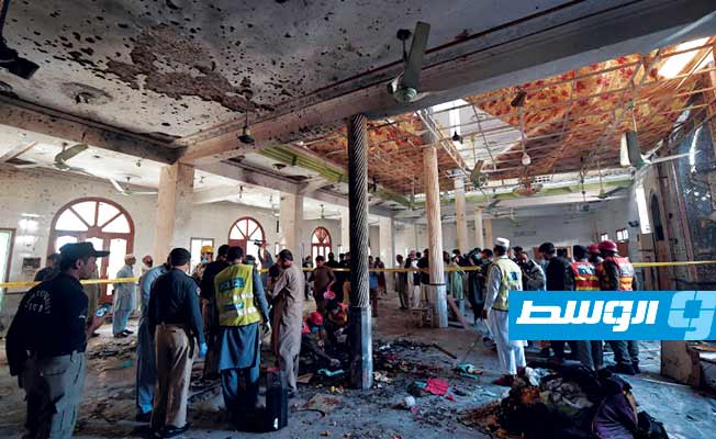 عناصر الأمن الباكستانية في موقع تفجير استهدف مدرسة قرآنية في بيشاور. 27 أكتوبر 2020. (فرانس برس)