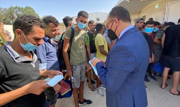 السفير التونسي بطرابلس الأسعد عجيلي يشرف على إجراءات اعادة المهاجرين التونسيين بمركز الهجرة غير الشرعية بغوط الشعال، 4 أغسطس 2021. (فيسبوك)