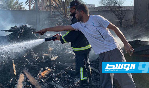 رجال الإطفاء أثناء إخماد حريق السفارة الأميركية في طرابلس، 20 يوليو. (هيئة السلامة الوطنية عبر فيسبوك)