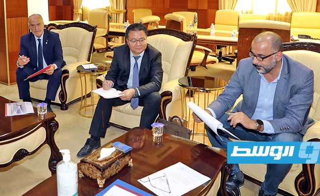 لقاء الحويج في طرابلس مع مسؤولي شركة «هواوي»، 9 نوفمبر 2022. (وزارة الاقتصاد)